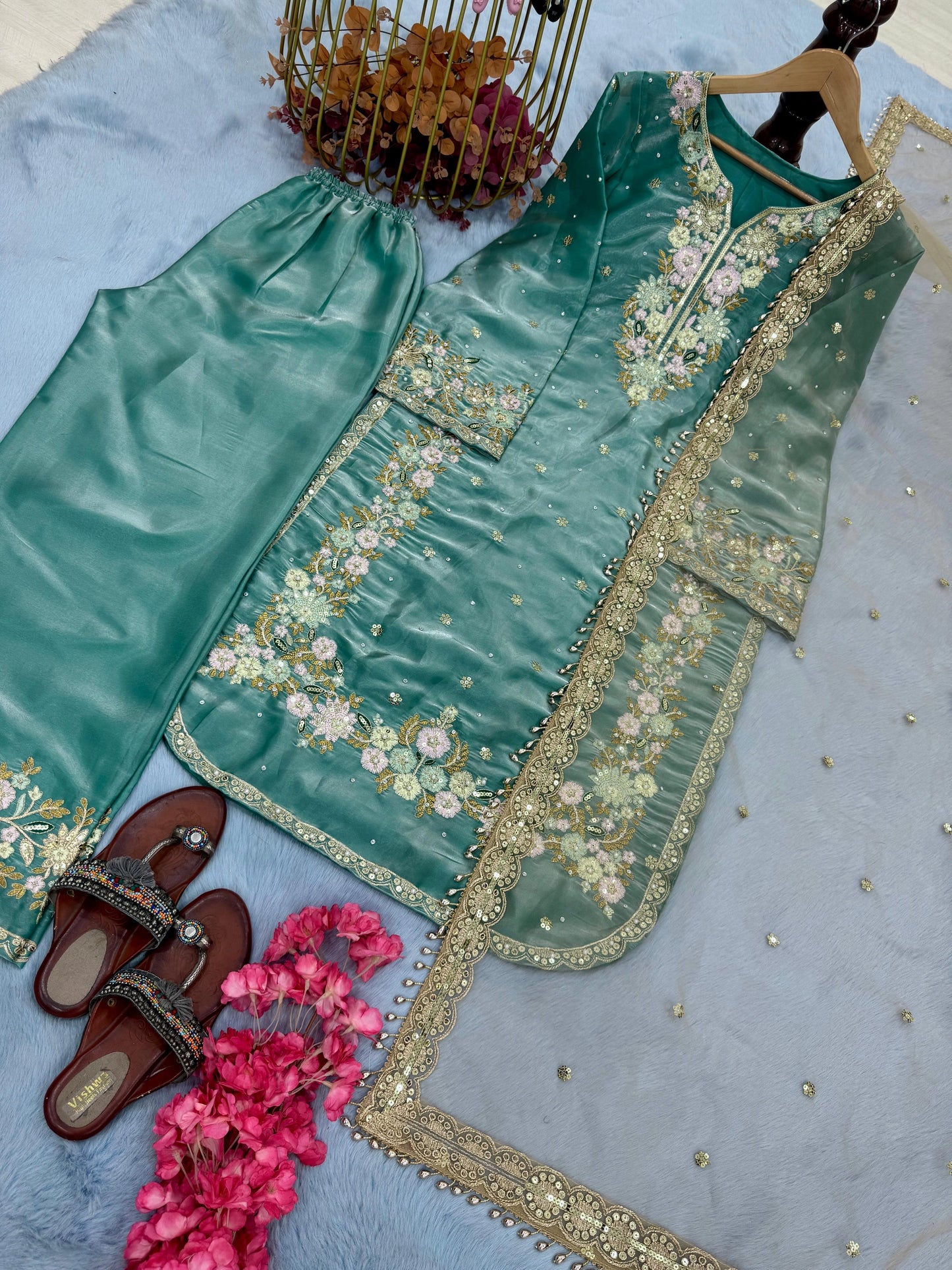 PAKISTANI READYMADE SUITS ONLINE WHOLESALE RATE AT GEELAN FASHION SURAT
