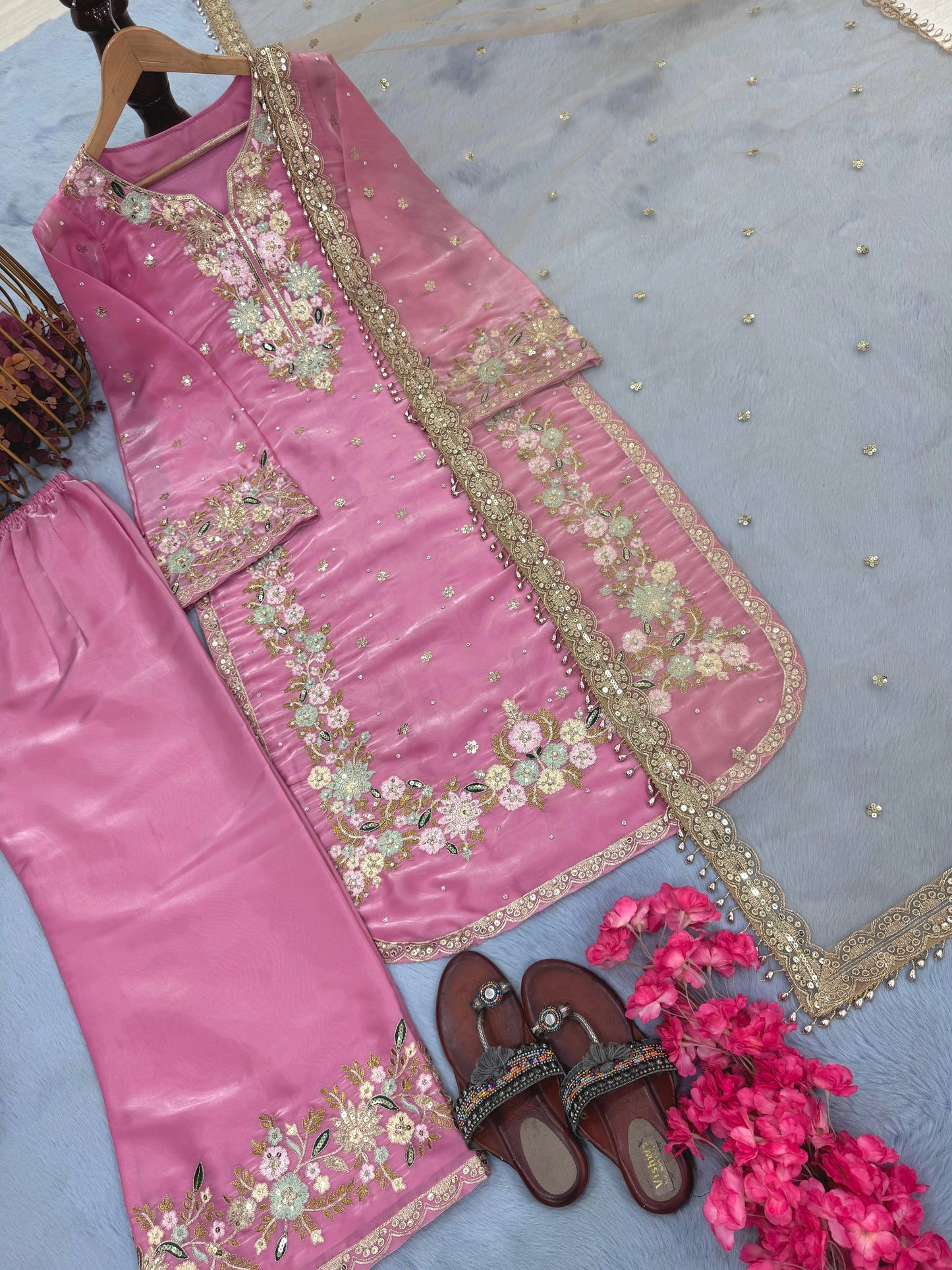 PAKISTANI READYMADE SUITS ONLINE WHOLESALE RATE AT GEELAN FASHION SURAT