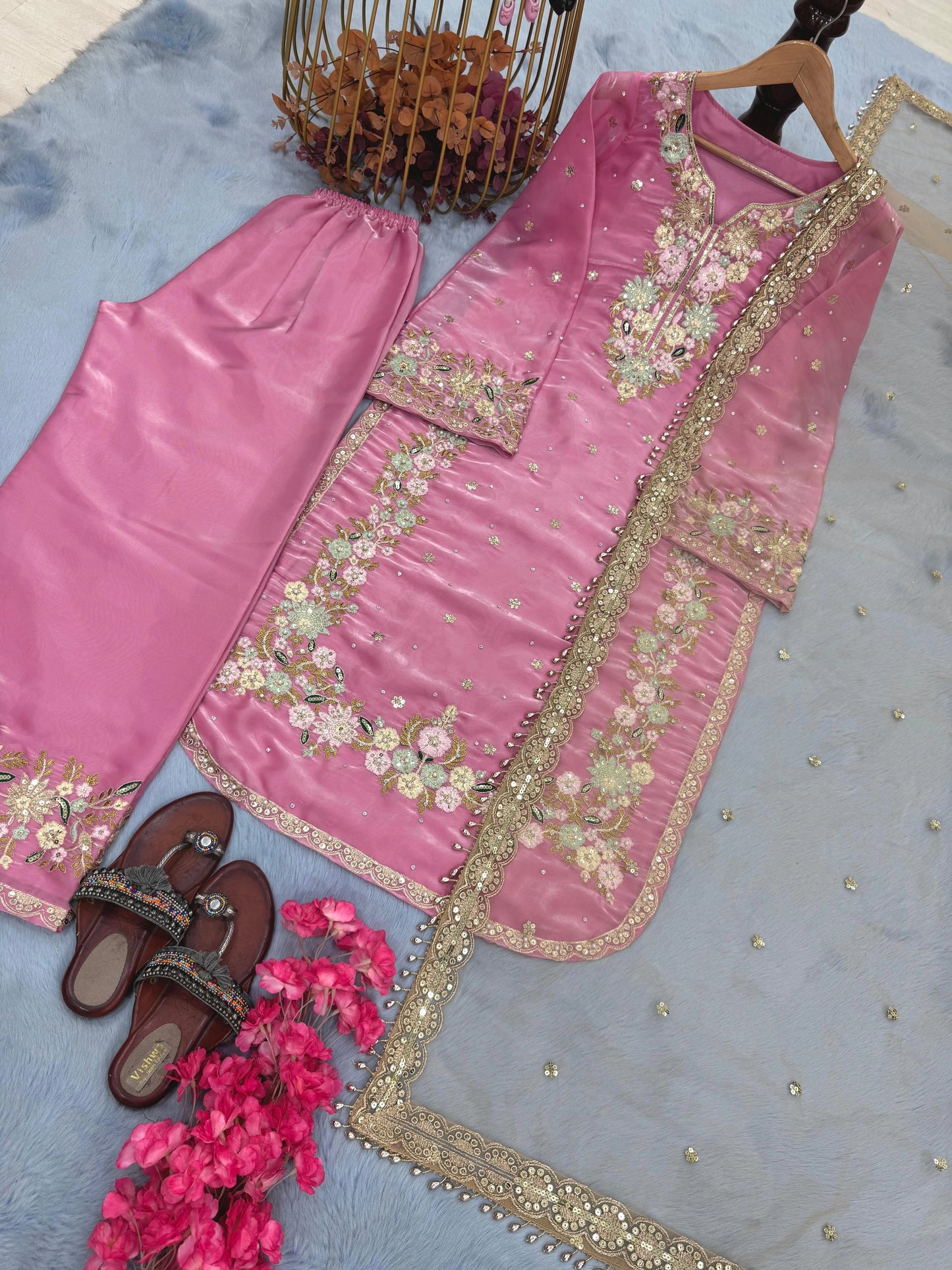 PAKISTANI READYMADE SUITS ONLINE WHOLESALE RATE AT GEELAN FASHION SURAT