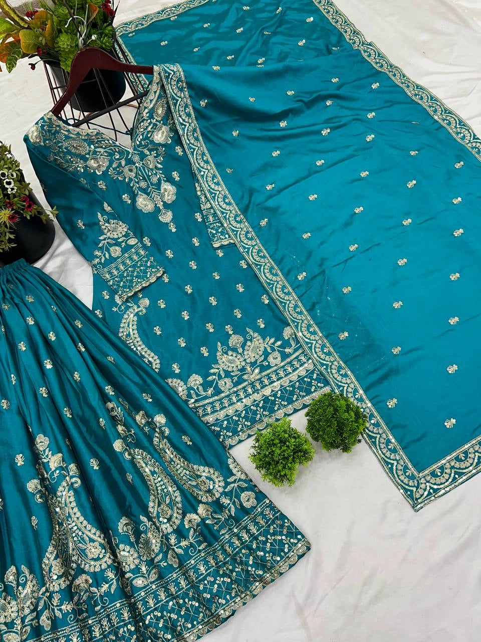 PAKISTANI READYMADE SUITS ONLINE WHOLESALE RATE AT GEELAN FASHION SURAT