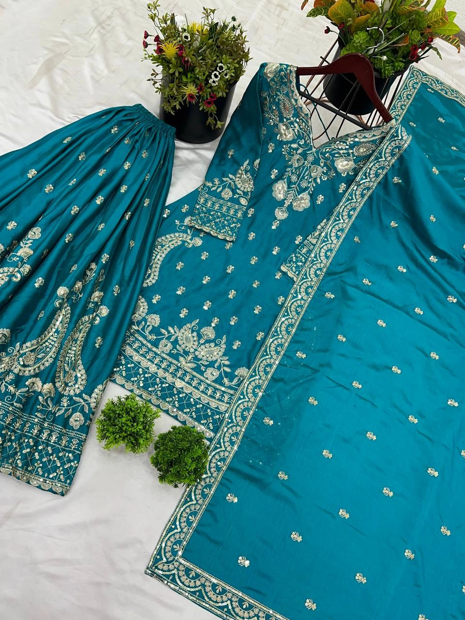 PAKISTANI READYMADE SUITS ONLINE WHOLESALE RATE AT GEELAN FASHION SURAT