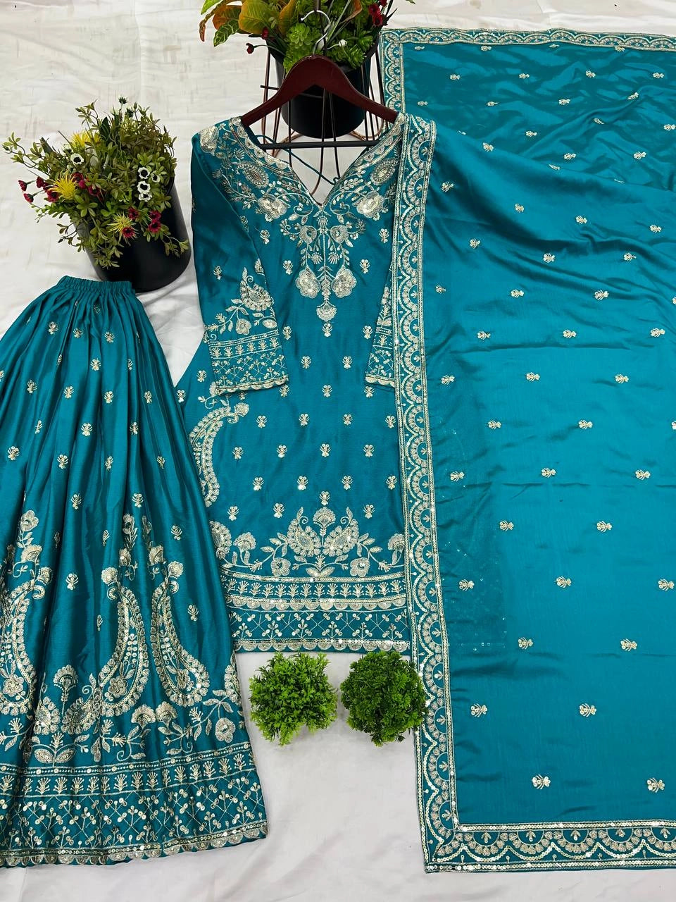 PAKISTANI READYMADE SUITS ONLINE WHOLESALE RATE AT GEELAN FASHION SURAT