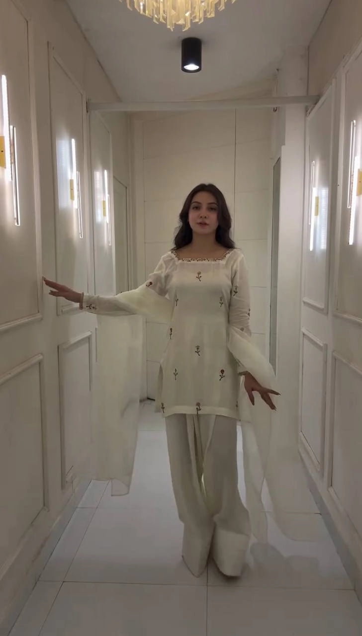 SILK SUITS READYMADE COLLECTION PAKISTANI SUITS WHOLESALE RATE AT GEELAN FASHION SURAT