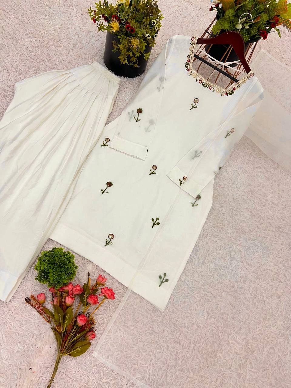 SILK SUITS READYMADE COLLECTION PAKISTANI SUITS WHOLESALE RATE AT GEELAN FASHION SURAT