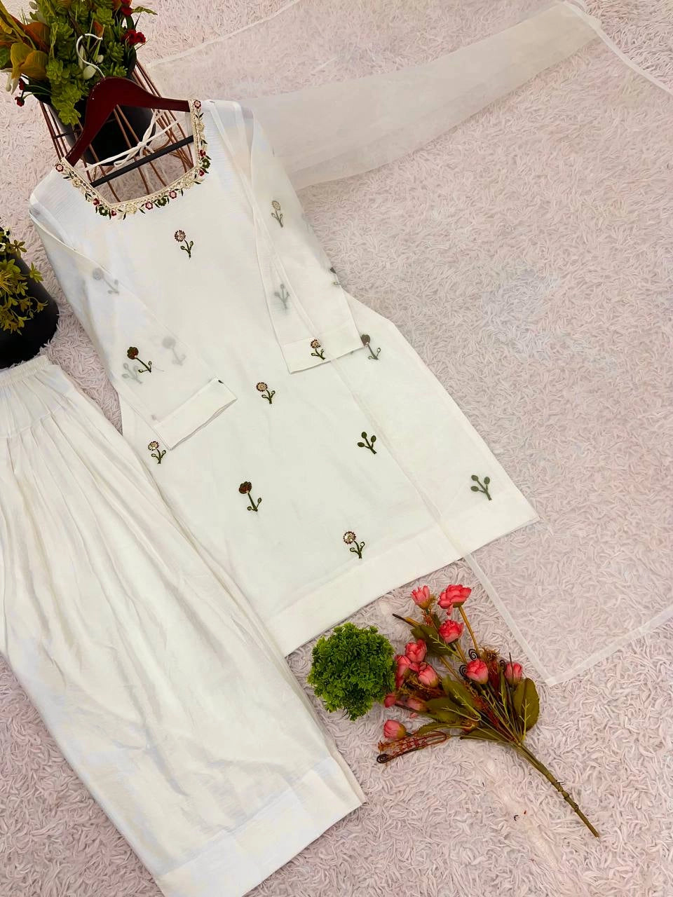SILK SUITS READYMADE COLLECTION PAKISTANI SUITS WHOLESALE RATE AT GEELAN FASHION SURAT