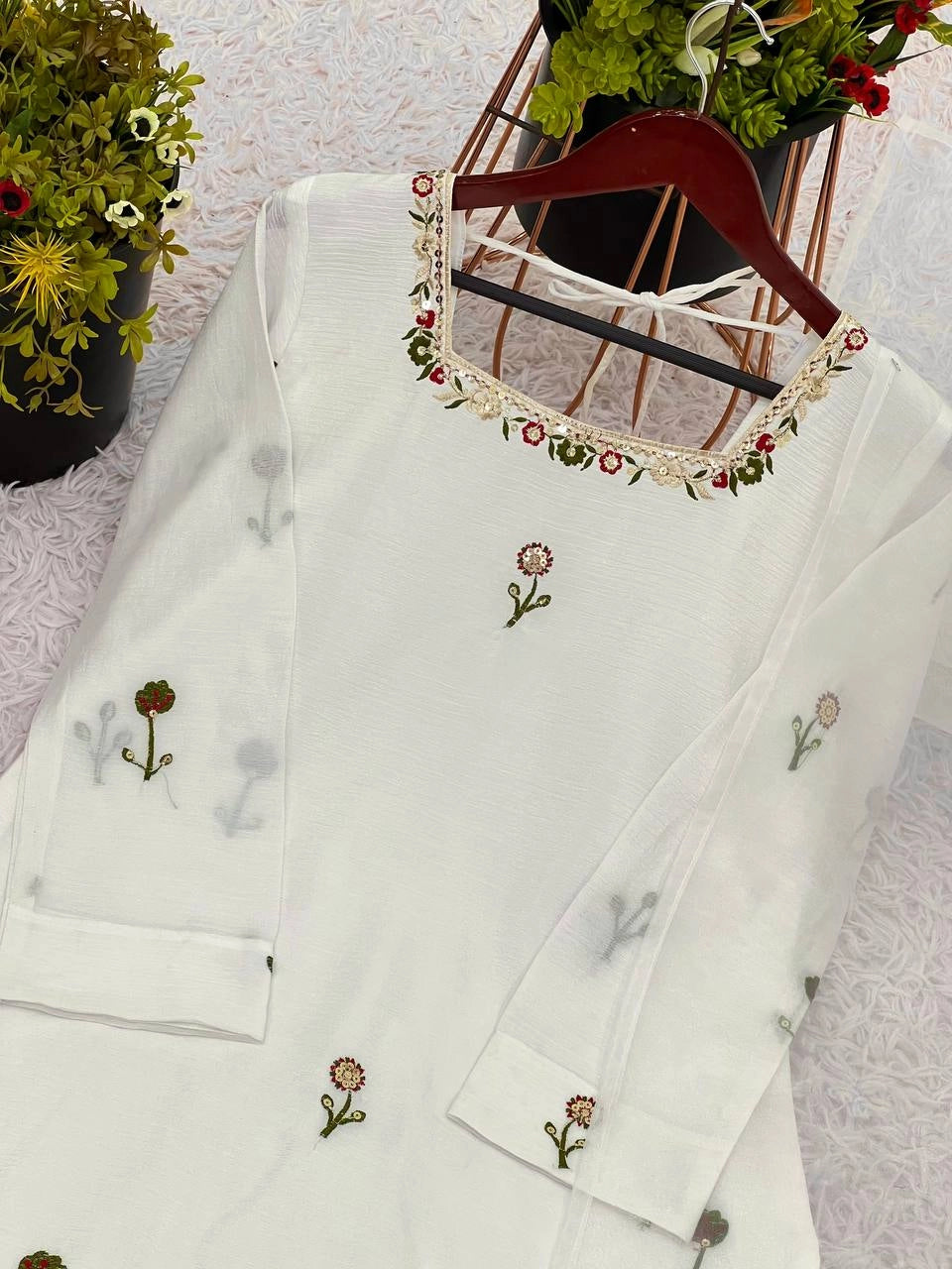 SILK SUITS READYMADE COLLECTION PAKISTANI SUITS WHOLESALE RATE AT GEELAN FASHION SURAT