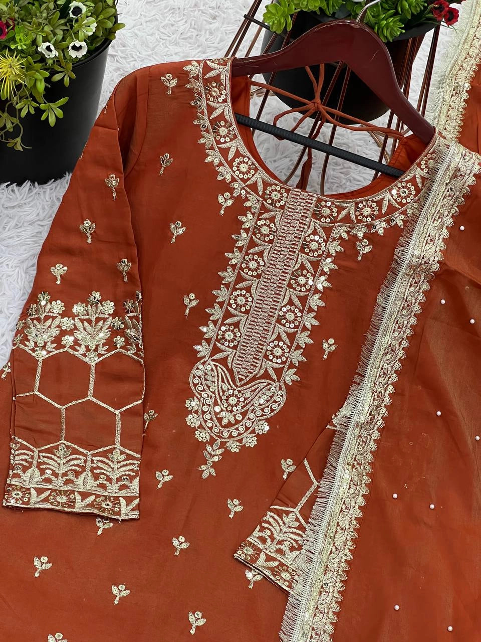BUY PAKISTANI SUITS WHOLESALE RATE AT GEELAN FASHION SURAT