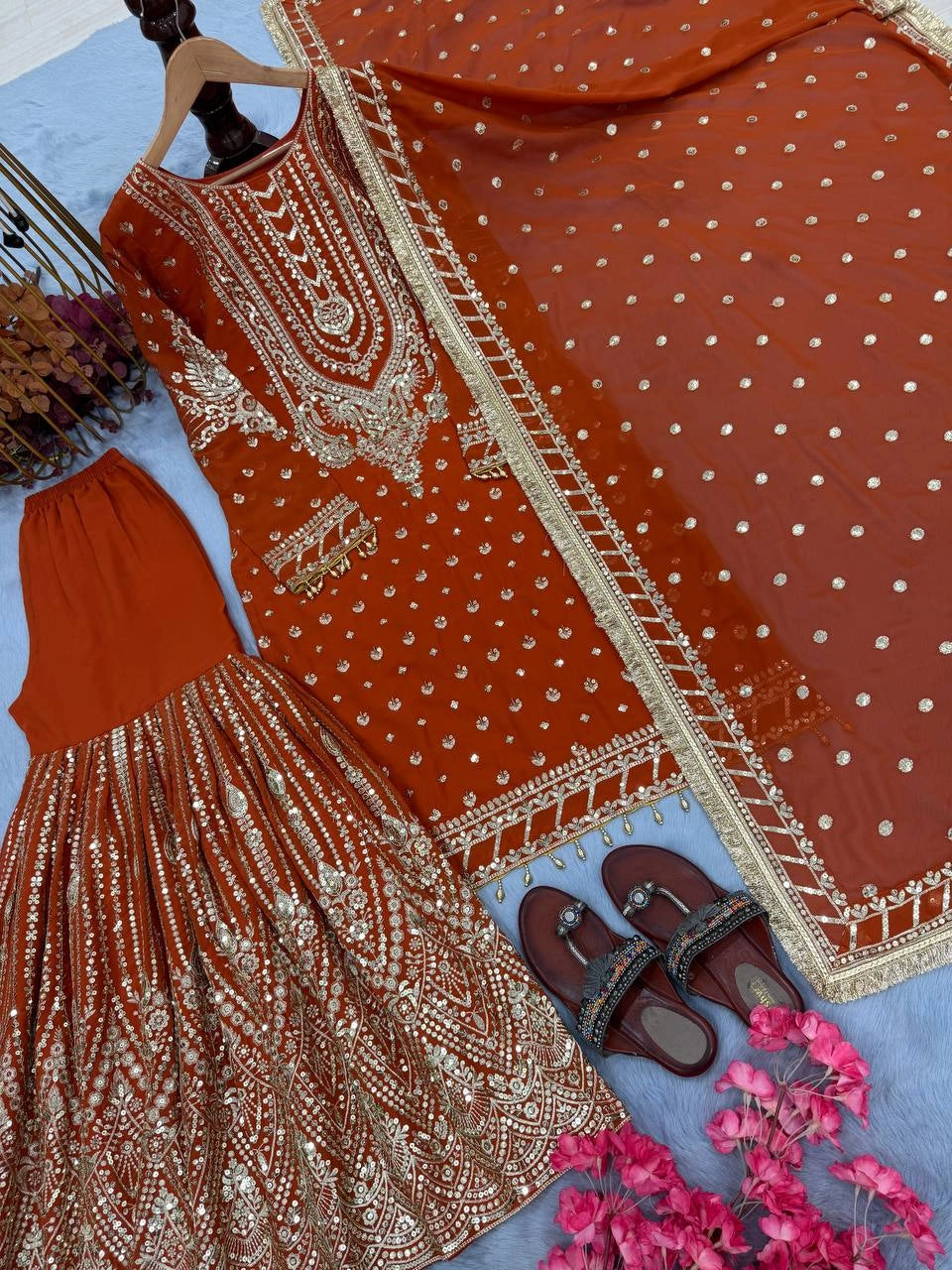 LATEST PAKISTAN GHARARA & SHARARA SUITS 2025 ā TRENDY DESIGNER STYLES