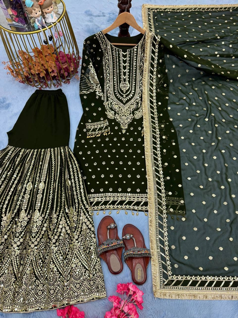 LATEST PAKISTAN GHARARA & SHARARA SUITS 2025 ā TRENDY DESIGNER STYLES