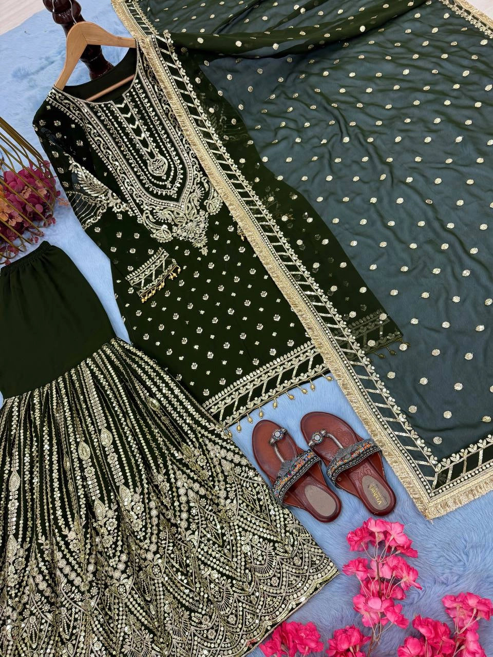 LATEST PAKISTAN GHARARA & SHARARA SUITS 2025 ā TRENDY DESIGNER STYLES
