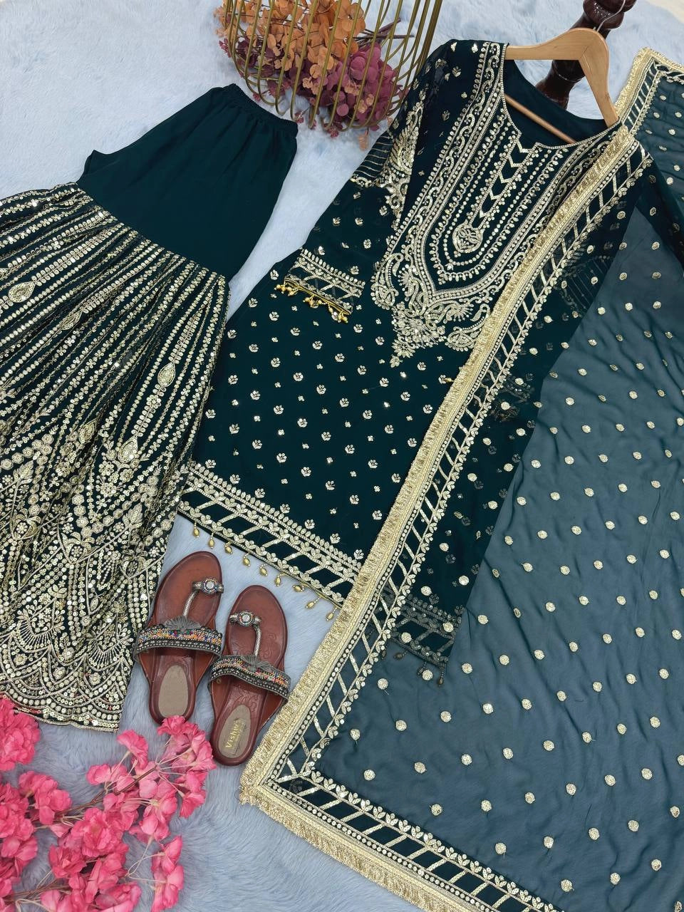 LATEST PAKISTAN GHARARA & SHARARA SUITS 2025 ā TRENDY DESIGNER STYLES