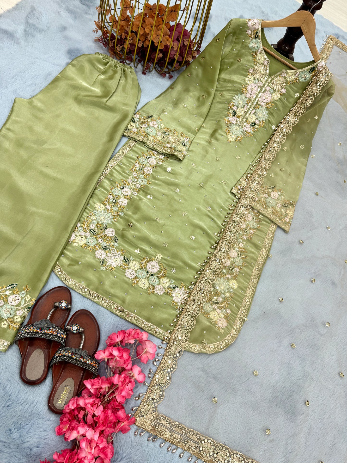 PAKISTANI READYMADE SUITS ONLINE WHOLESALE RATE AT GEELAN FASHION SURAT
