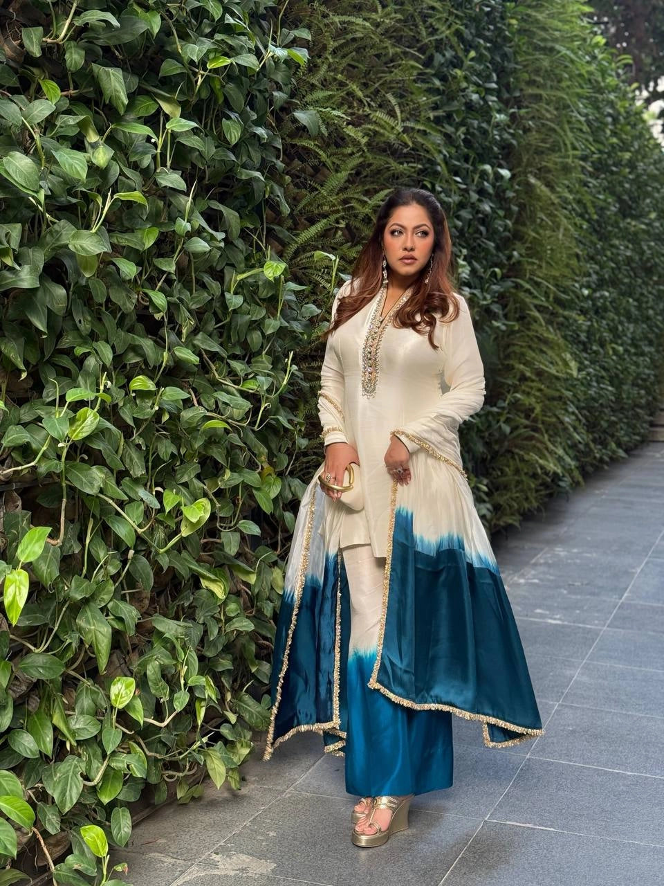 PREMIUM WHITE DOUBLE COLOUR EMBROIDERY READYMADE PAKISTANI SUITS WHOLESALE RATE AT GEELAN FASHION SURAT