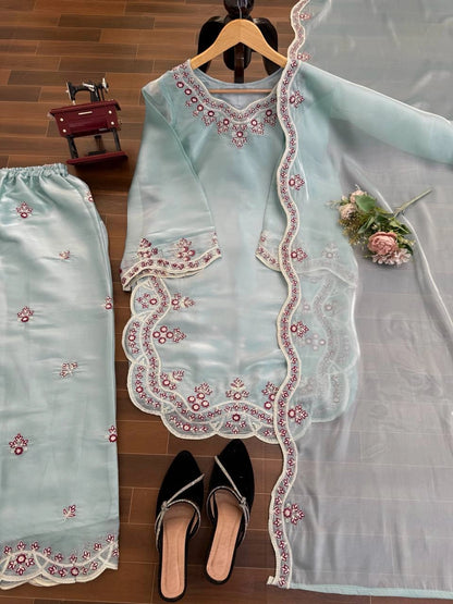 HANIA AMIR MOST VIRAL BEAUTIFUL READYMADE COLLECTION WHOLESALE PRICE AT GEELAN FASHION SURAT