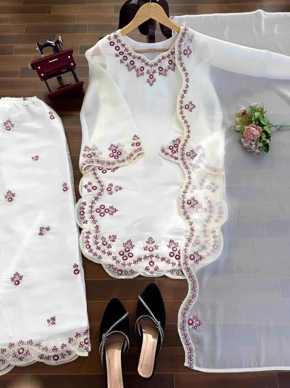 HANIA AMIR MOST VIRAL BEAUTIFUL READYMADE COLLECTION WHOLESALE PRICE AT GEELAN FASHION SURAT