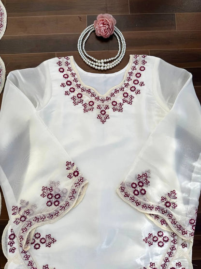 HANIA AMIR MOST VIRAL BEAUTIFUL READYMADE COLLECTION WHOLESALE PRICE AT GEELAN FASHION SURAT