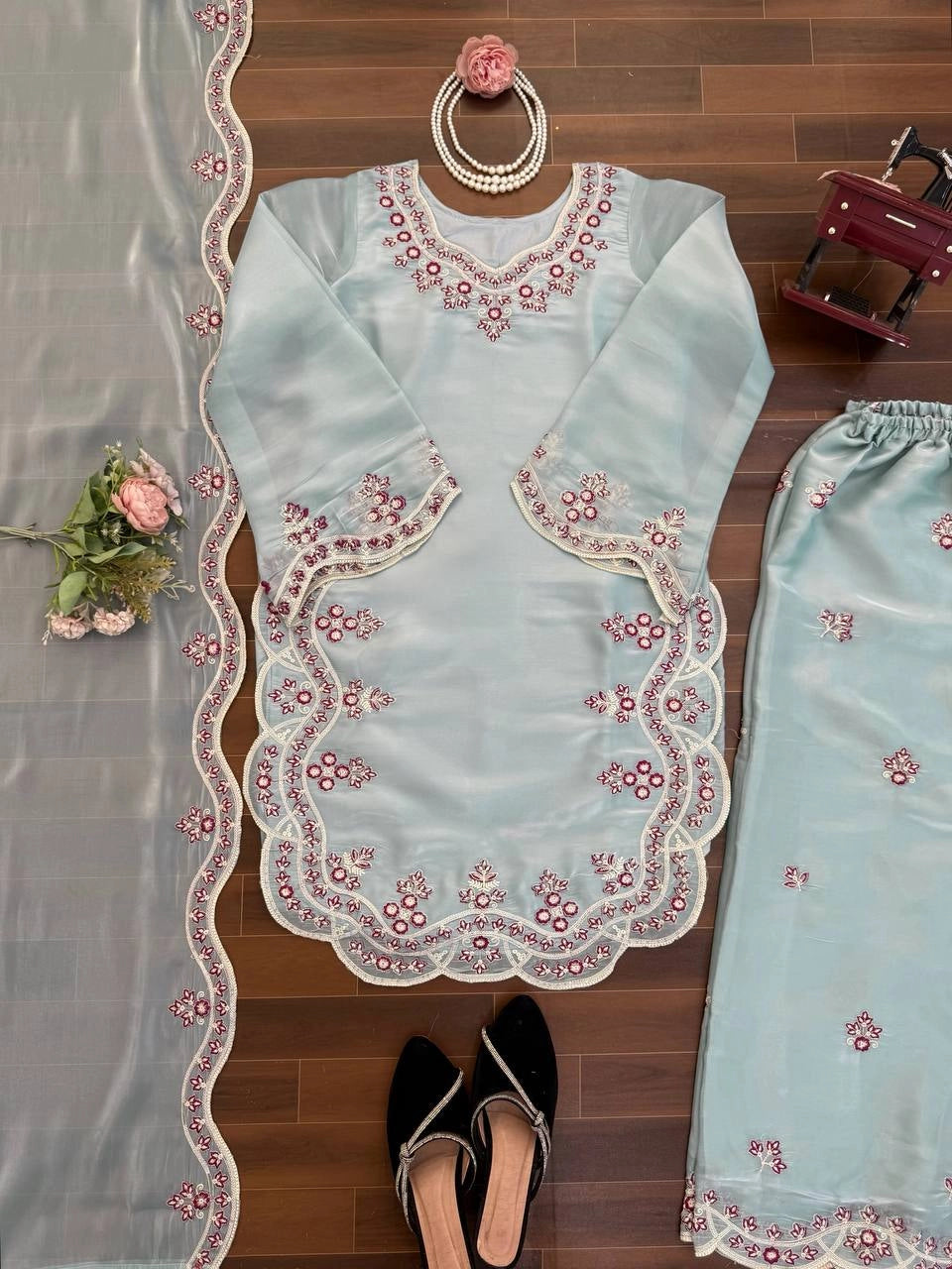 HANIA AMIR MOST VIRAL BEAUTIFUL READYMADE COLLECTION WHOLESALE PRICE AT GEELAN FASHION SURAT