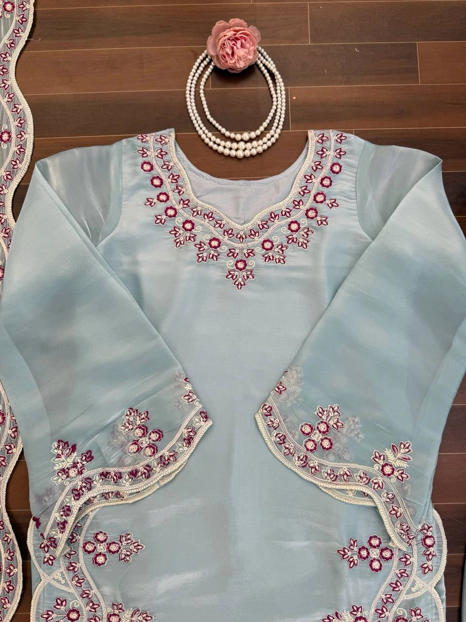 HANIA AMIR MOST VIRAL BEAUTIFUL READYMADE COLLECTION WHOLESALE PRICE AT GEELAN FASHION SURAT