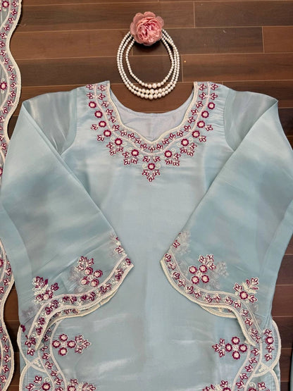 HANIA AMIR MOST VIRAL BEAUTIFUL READYMADE COLLECTION WHOLESALE PRICE AT GEELAN FASHION SURAT