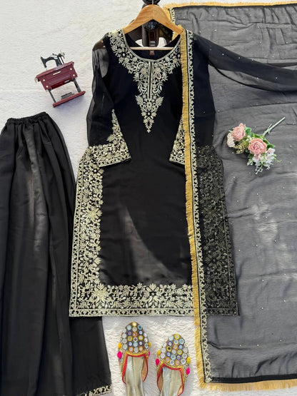 VIRAL PAKISTANI TRENDING COLLECTION BLACK AND MAROON WHOLESALE RATE AT GEELAN FASHION SURAT