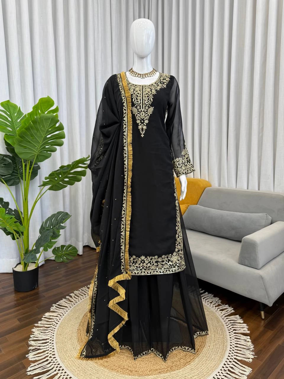 VIRAL PAKISTANI TRENDING COLLECTION BLACK AND MAROON WHOLESALE RATE AT GEELAN FASHION SURAT