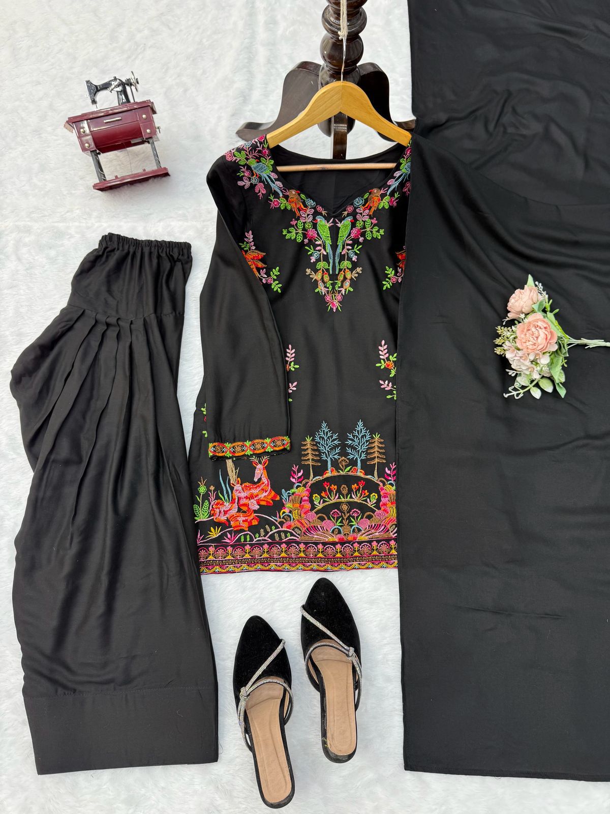 ELEGANT ETHNIC WEAR ✨ 🎀 CRAFTED IN CLASSY TONES WITH PREMIUM FABRIC & DETAILING WHOLESALE GEELAN FASHION SURAT