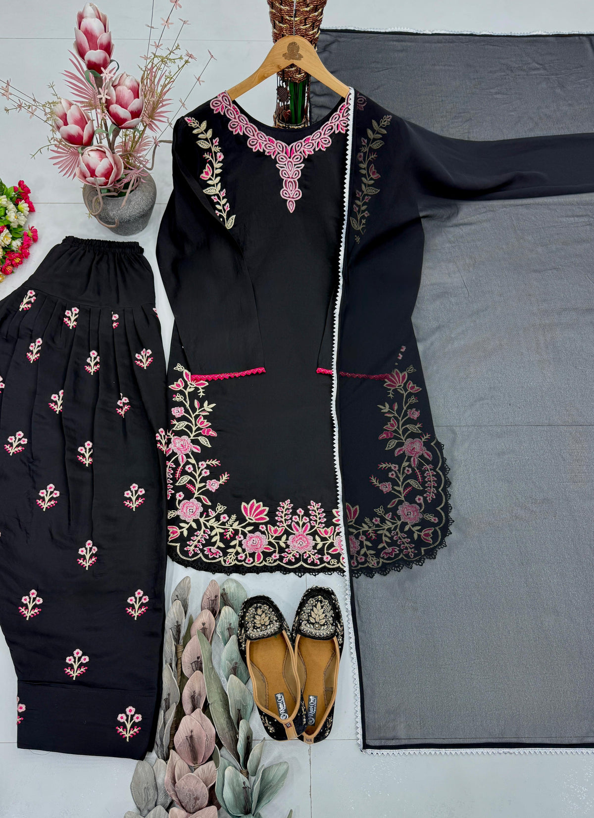 NEW DESIGNER HEAVY EMBROIDERY WORK 3 PIS SUIT SET WHOLESALE GEELAN FASHION SURAT