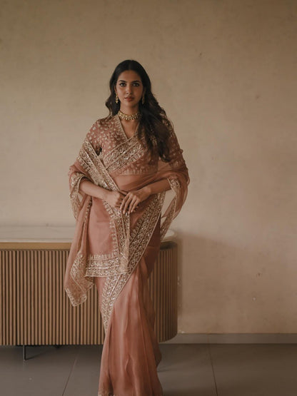 DESIGNER SAREE – ELEGANCE REDEFINED ✨ FALL IN LOVE WITH THIS STUNNING SAREE IN AN EYE-CATCHING SHADE, CRAFTED WITH FINESSE AND RICH DETAILING. A PERFECT BLEND OF GRACE AND GLAM! WHOLESALE GEELAN FASHION SURAT