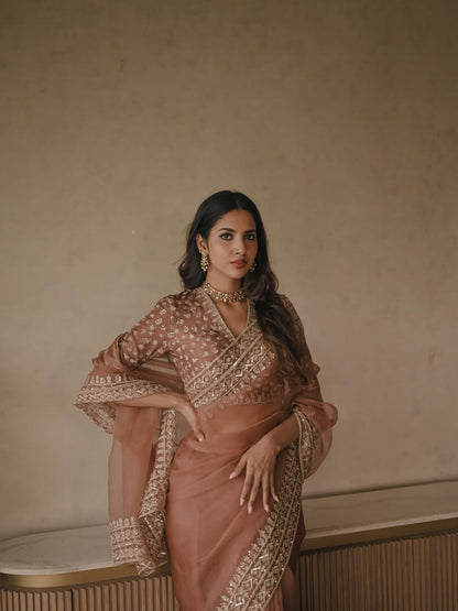 DESIGNER SAREE – ELEGANCE REDEFINED ✨ FALL IN LOVE WITH THIS STUNNING SAREE IN AN EYE-CATCHING SHADE, CRAFTED WITH FINESSE AND RICH DETAILING. A PERFECT BLEND OF GRACE AND GLAM! WHOLESALE GEELAN FASHION SURAT