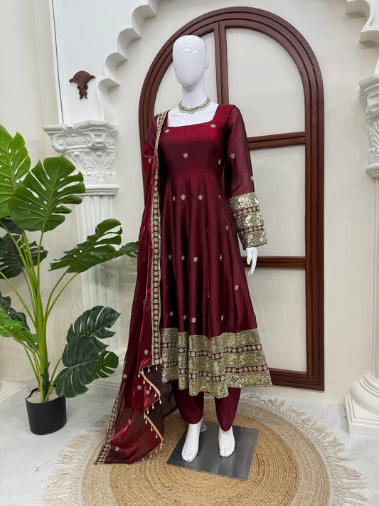 DESIGNER GOWN WITH PENT SET – ELEGANT ETHNIC WEAR ✨ 🎀 CRAFTED IN CLASSY TONES WITH PREMIUM FABRIC & DETAILING WHOLESALE GEELAN FASHION SURAT