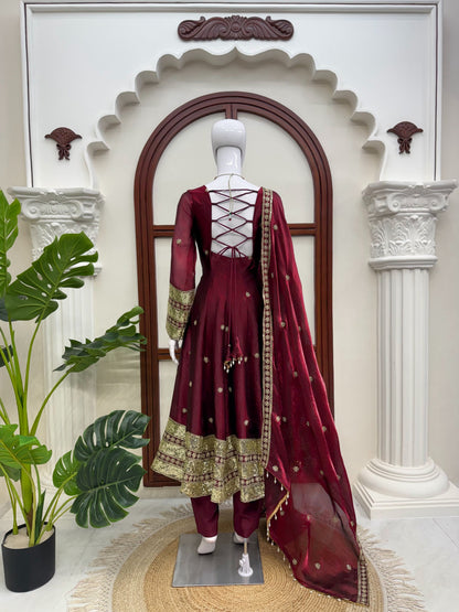 DESIGNER GOWN WITH PENT SET – ELEGANT ETHNIC WEAR ✨ 🎀 CRAFTED IN CLASSY TONES WITH PREMIUM FABRIC & DETAILING WHOLESALE GEELAN FASHION SURAT