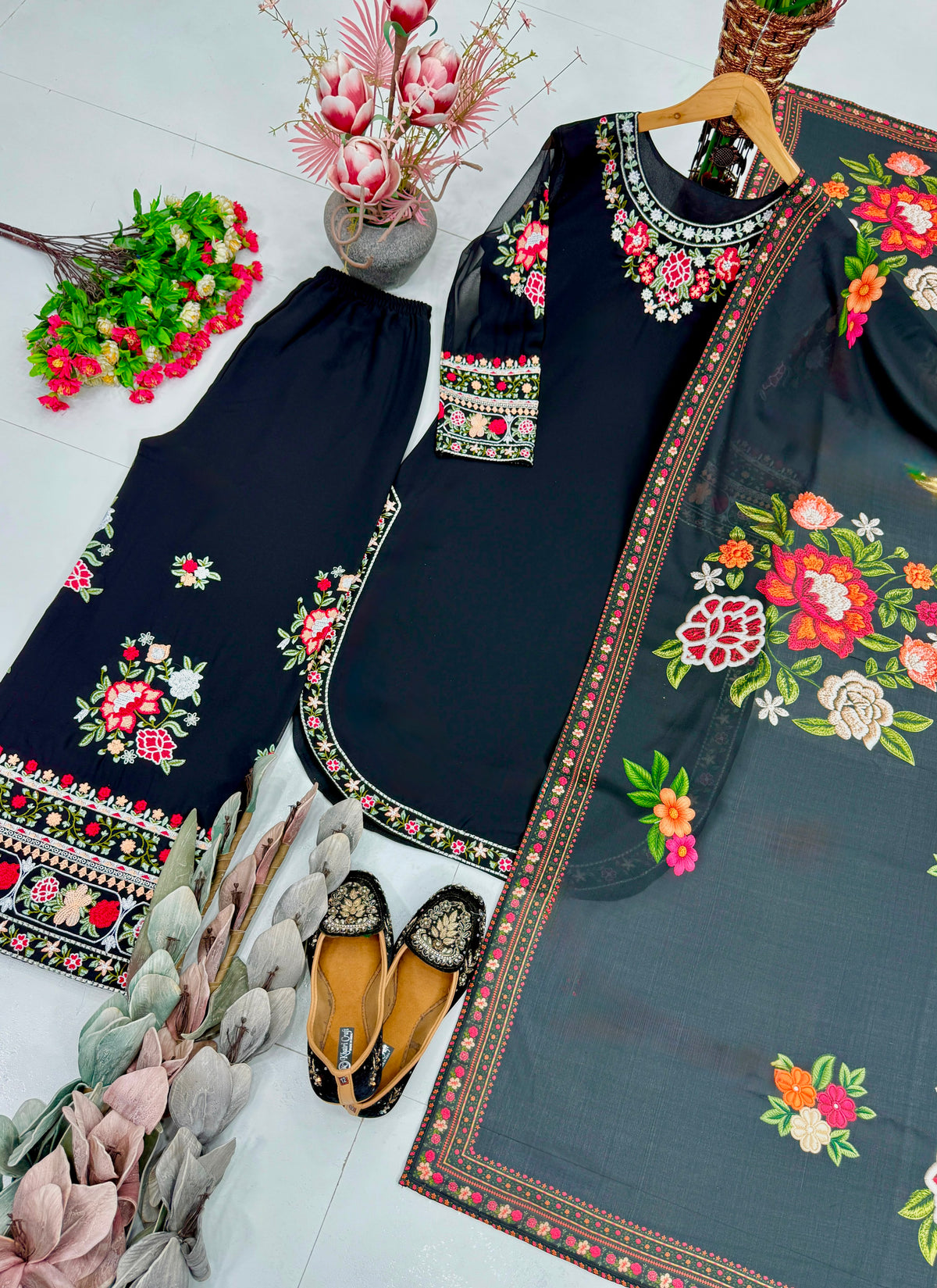 DESIGNER  WEAR HEAVY EMBROIDERY THREAD WORK 3 PIS SUIT SET WHOLESALE GEELAN FASHION SURAT