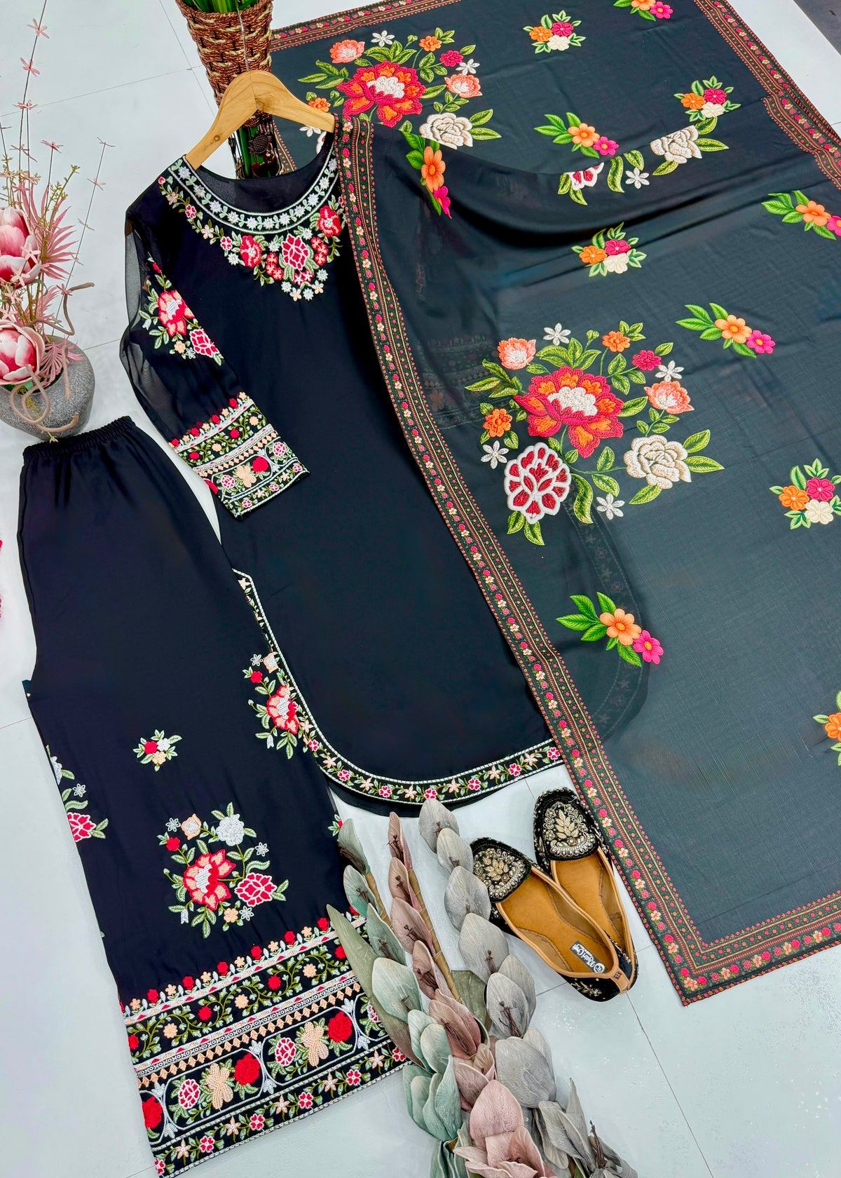 DESIGNER  WEAR HEAVY EMBROIDERY THREAD WORK 3 PIS SUIT SET WHOLESALE GEELAN FASHION SURAT