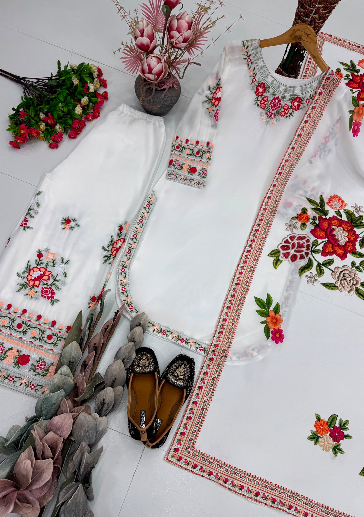 DESIGNER  WEAR HEAVY EMBROIDERY THREAD WORK 3 PIS SUIT SET WHOLESALE GEELAN FASHION SURAT
