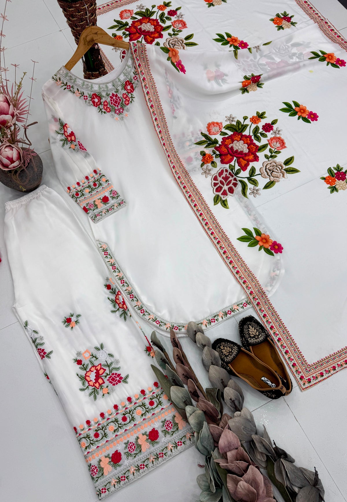 DESIGNER  WEAR HEAVY EMBROIDERY THREAD WORK 3 PIS SUIT SET WHOLESALE GEELAN FASHION SURAT